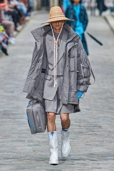 Look 32